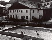 Badegäste in/bei Schwimmbad (Positivo) di Foto Wenzel Fischer, Garmisch (1950/01/01 - 1969/12/31)