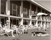 Badegäste in/bei Schwimmbad (Positivo) di Foto Fuchs-Hauffen, Überlingen (1950/01/01 - 1969/12/31)