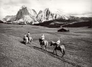 Reitsport auf der Seiseralm (Positivo) di Foto Tappeiner, Meran (1950/01/01 - 1969/12/31)