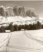 Wintersport, Skispuren im Schnee (Positivo) di Foto Elisabeth Fuchs-Hauffen, Überlingen/Bodensee (1950/01/01 - 1975/12/31)