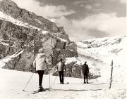 Skifahrer (Positivo) di Foto Elisabeth Fuchs-Hauffen, Überlingen/Bodensee (1950/01/01 - 1975/12/31)