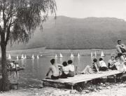 Badegäste in/bei See (Positivo) di Foto Siragusa (Magnabosco), Bz (1950/01/01 - 1979/12/31)