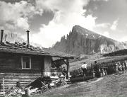 Almhütte Saltnerschwaige (Seiseralm) (Positivo) di Foto Wenzel Fischer, Garmisch (1950/01/01 - 1979/12/31)