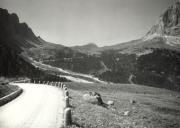 Straße: Sellajochstraße (Positivo) di Foto Dr. Frass, Bozen (1950/01/01 - 1969/12/31)