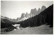 Almhütte Zanser Alm (Villnöß) (Positivo) di Foto E. Pedrotti, Bozen (1950/01/01 - 1969/12/31)