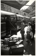 Fahrgäste Bahn oder Bus (Positivo) di Foto Pedrotti, Bozen (1950/01/01 - 1969/12/31)