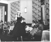 donna (Positivo) di Foto Hermann Frass, Bozen (1950/01/01 - 1969/12/31)