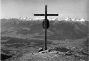 croce sulla vetta di un monte (Positivo) di Foto Erlacher, St.Vigil/Enneberg (1950/01/01 - 1979/12/31)