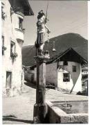 Brunnen in Mals-Burgeis (Positivo) di Foto Sandro Saltuari, Bozen (1950/01/01 - 1979/12/31)