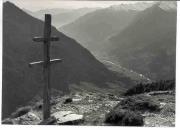 croce sulla vetta di un monte (Positivo) di Foto Sandro Saltuari, Bozen (1960/01/01 - 1979/12/31)