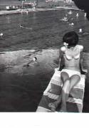 Badegäste in/bei Schwimmbad (Positivo) di Foto Dr. Frass, Bozen (1960/01/01 - 1979/12/31)