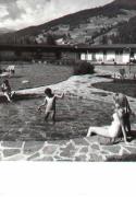 Badegäste in/bei Schwimmbad (Positivo) di Foto Dr. Frass, Bozen (1960/01/01 - 1979/12/31)