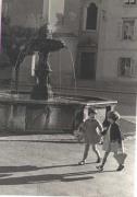 Brunnen in Kaltern am Marktplatz (Positivo) di Foto Hafner, Rosenheim (1950/01/01 - 1979/12/31)
