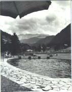 Badegäste in/bei Schwimmbad (Positivo) di Foto Dr. Frass, Bozen (1950/01/01 - 1969/12/31)