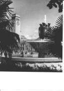 Brunnen in Bozen Froschbrunnen Bahnhofsplatz (Positivo) di Foto Sandro Saltuari, Bozen (1950/01/01 - 1969/12/31)