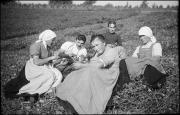 "Plenten Schnitter bei der Mahlzeit auf dem Felde"