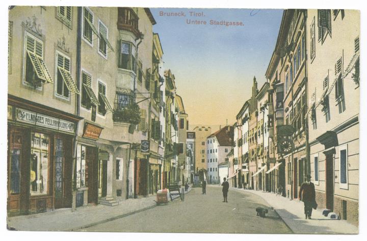 Bruneck, Untere Stadtgasse mit Blick zum Ursulinentor