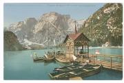 Pragser Wildsee mit Anlegestelle für die Boote