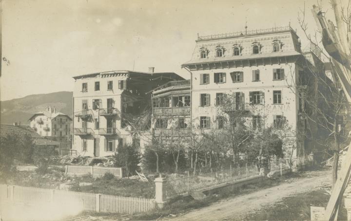 Durch die italienische Artillerie zerstörtes Hotel Germania in Toblach
