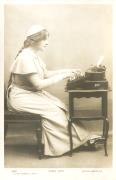 macchina da scrivere (Positivo) di Smith, Lizzie Caswall,Rotary Photographic Co. Ltd.