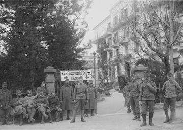 Österreichisch-ungarische Soldaten vor dem  k.u.k Reservespital Meran II. Abteilung (Hotel Stadt München)