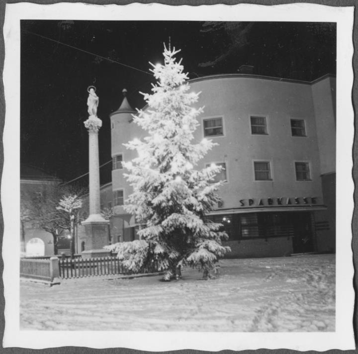 Lienz: Weihnachtsbaum am Johannesplatz, Mariensäule und Lienzer Sparkasse