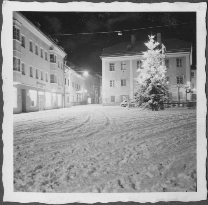 Weihnachtsbaum am Johannesplatz in Lienz, Richtung Rosengasse