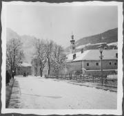 Vista dal ponte Pfarrbrücke a Lienz verso il convento delle Suore Domenicane 'Klösterle', Lienz, inverno