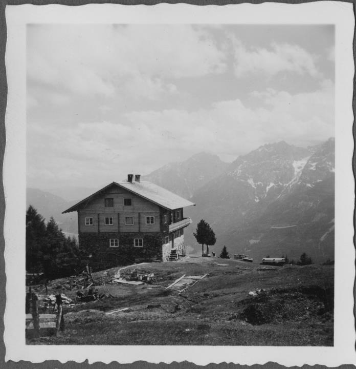 Vista del rifugio Bidnerhütte, oggi la locanda alpina Bidner al Zettersfeld verso i Dolomiti di Lienz