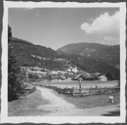 Croce posta ai margini della strada con vista su Dölsach