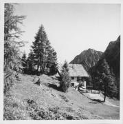 Blick auf das Kerschbaumeralm-Schutzhaus in den Lienzer Dolomiten