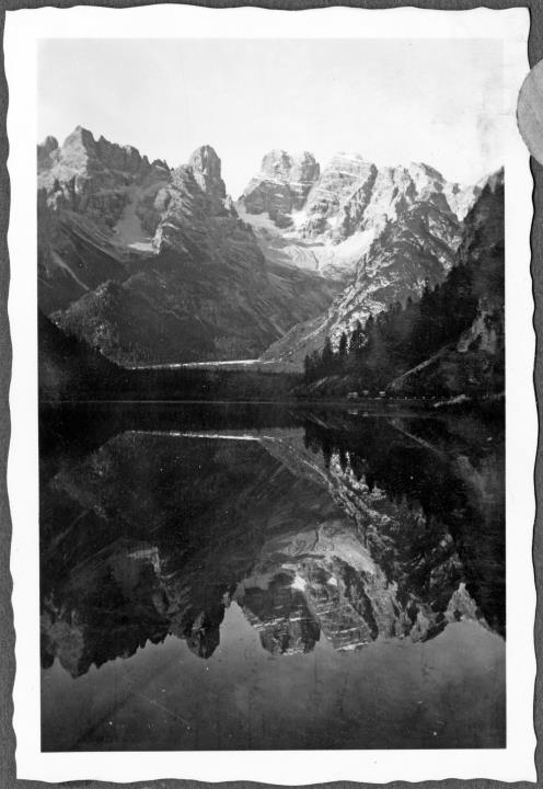 Veduta del Lago di Landro col Monte Cristallo nelle Dolomiti d'Ampezzo