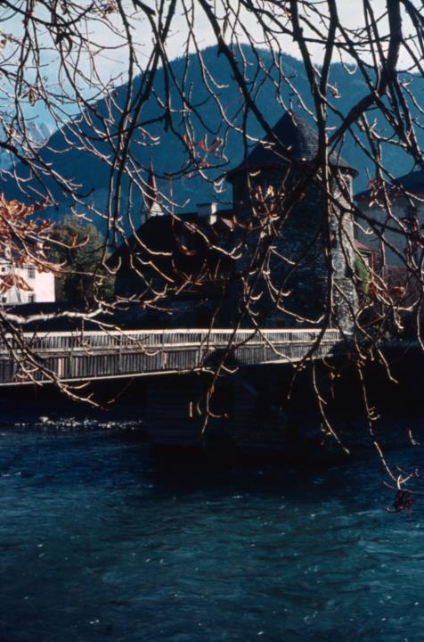 Ponte Iselsteg con la torre Iselturm a Lienz