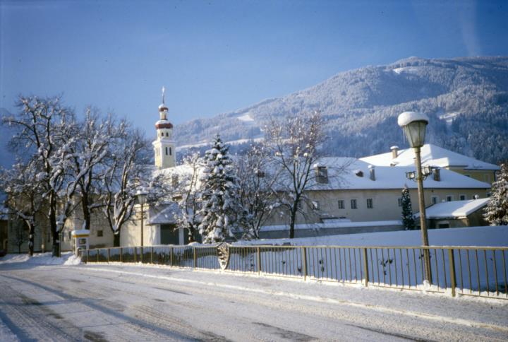 Lienz in inverno - vista sul Convento delle Suore Domenicane visto dal ponte Pfarrbrücke