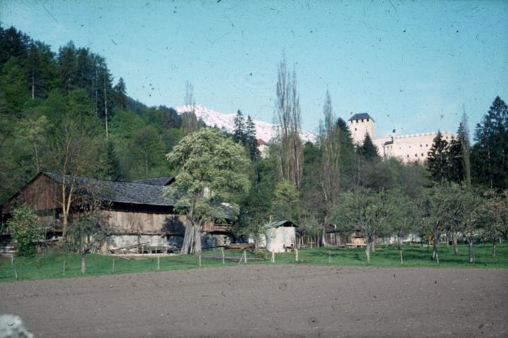 Lienz - Wirtschaftsgebäude vom Schloßmairhof (Schloßmoar) mit Blick auf Schloss Bruck