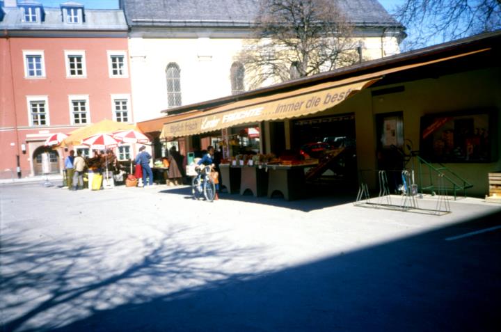 Lienz - Verkaufsstände Am Markt, im Hintergrund die Spitalskirche