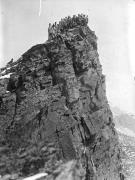 Gruppo di militaristi alla cima del Monte Sief (manovra militare 1908)