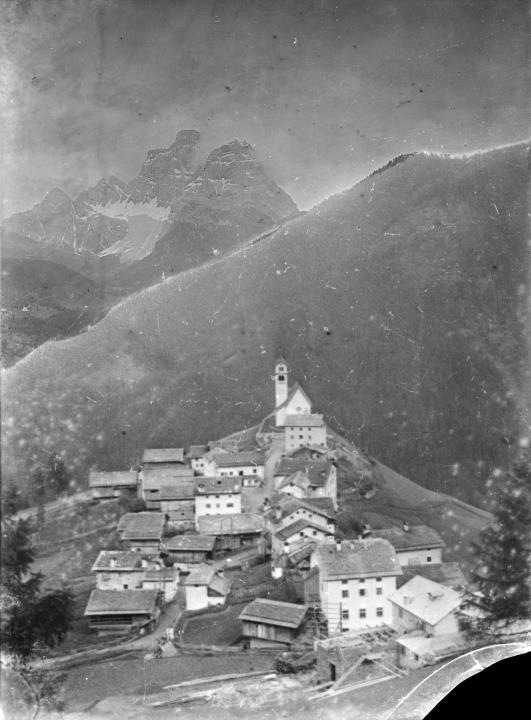 Villagrande (eine Fraktion von Colle Santa Lucia ) mit Monte Pelmo (Waffenübung 1908)