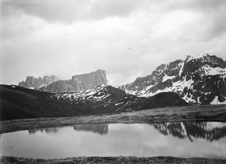 Croda da Lago und Monte Cernera von der Valliatewiesen aus gesehen (Waffenübung 1908)