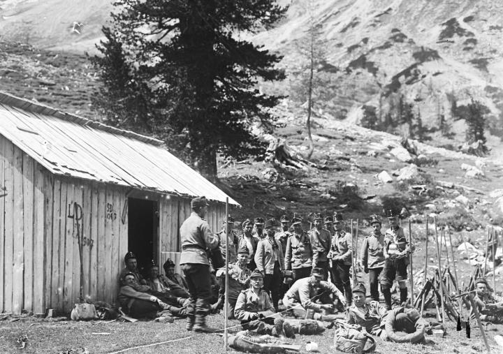 Soldaten nahe der Wolf-Glanvell-Hütte im Travenanzes-Tal (Waffenübung 1908)