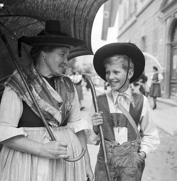 Donna e ragazzo in costume tradizionale, fondovalle di Lienz