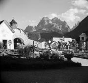 Der Friedhof in Sexten gegen die Sextner Dolomiten
