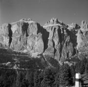 Blick auf die Sellagruppe von der Großen Dolomitenstraße aus
