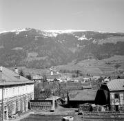 Lienz - Blick in den Klostergarten gegen Zettersfeld
