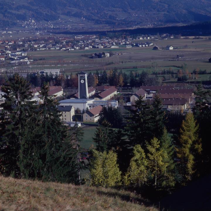 Blick auf Familienkirche und Ederplan