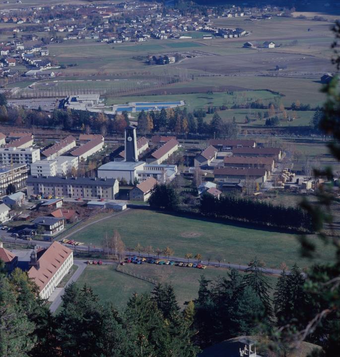 Blick auf Familienkirche und Ederplan