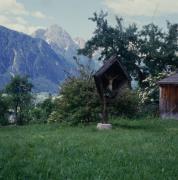 Blick auf Lienz und Spitzkofel, Kreuz im Vordergrund