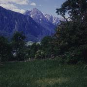 Vista su Lienz e monte Spitzkofel, croce in primo piano