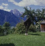 Blick auf Lienz und Spitzkofel, Kreuz im Vordergrund