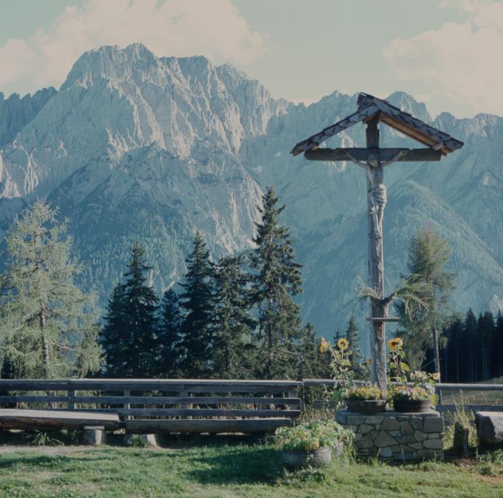 Sternalm mit Kreuz und Blick in die Dolomiten